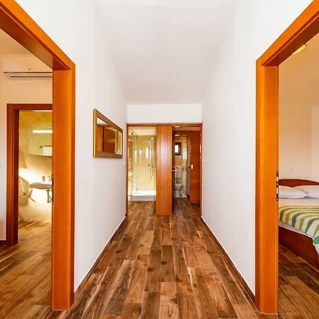 Adam Apartment *